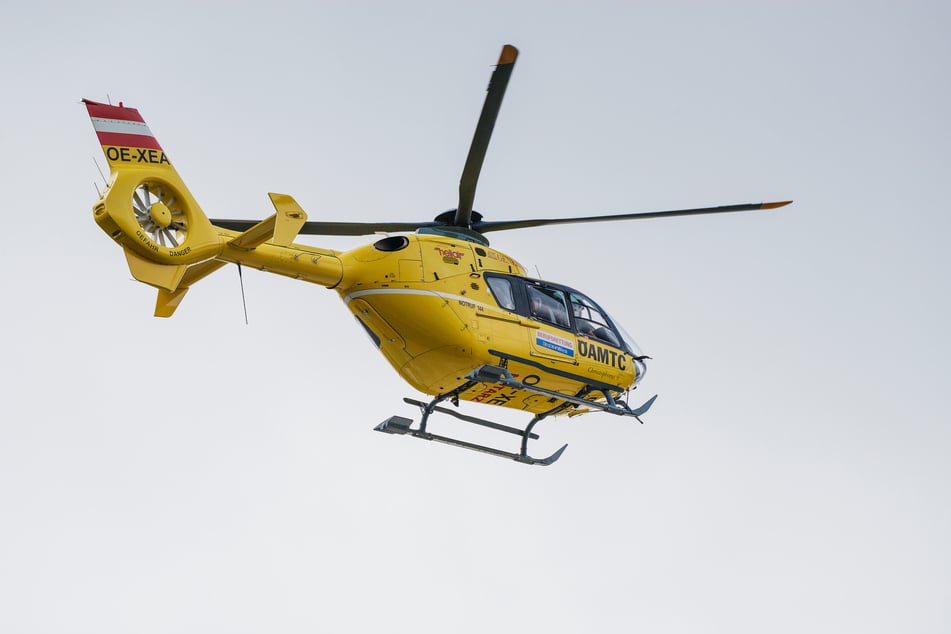 Mithilfe eines Seils wurden die zwei Deutschen (16, 18) in den Rettungshubschrauber gezogen und in Sicherheit gebracht. Glücklicherweise waren sie nur unterkühlt und mussten nicht ins Krankenhaus. (Symbolfoto)