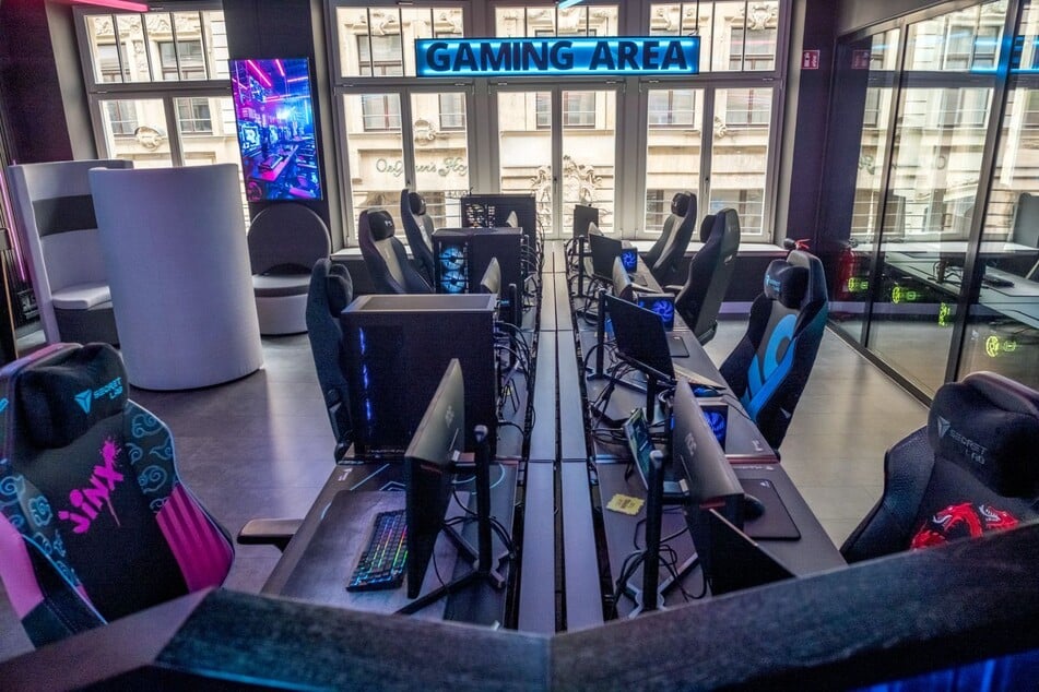 Das R42 bietet Raum für alle Bereiche der Gaming-Welt. So findet sich im ersten Stock eine Gaming-Area mit modernster Ausstattung.