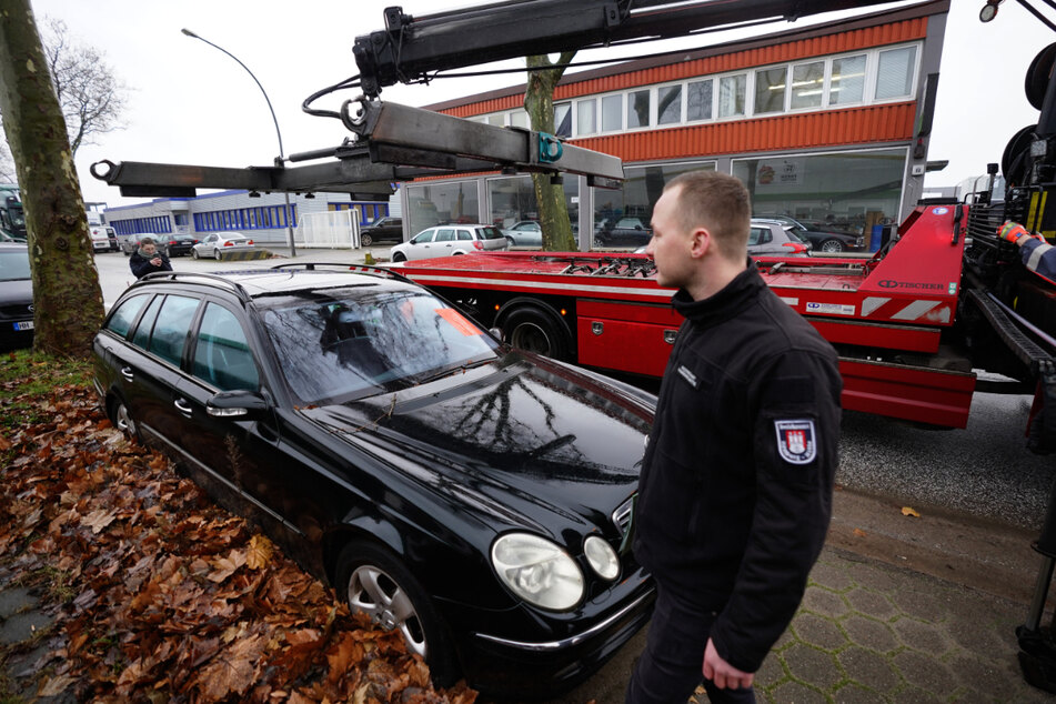 Nach einer Wartezeit werden Schrottautos in Hamburg abgeschleppt. (Archivbild)