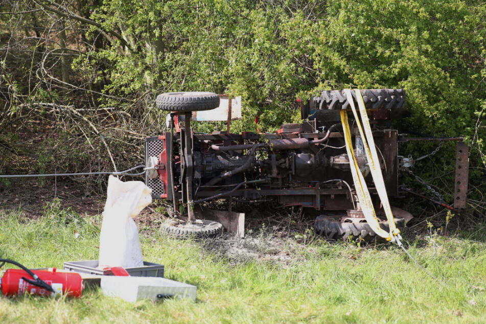 Der verunfallte Traktor liegt auf der Seite.