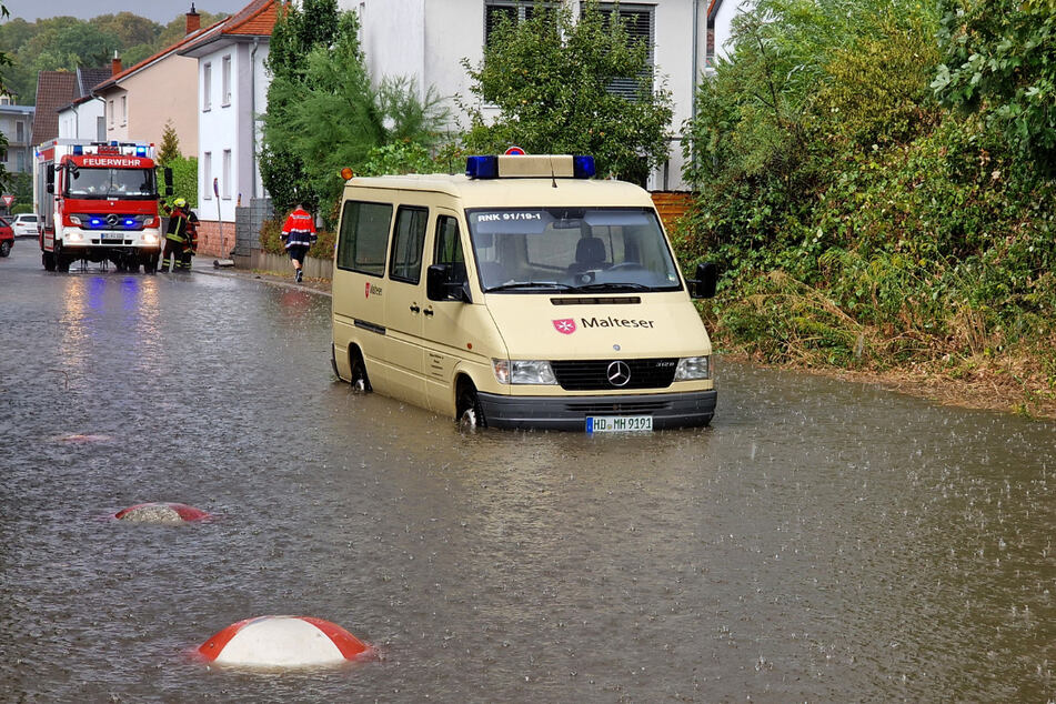 In Wiesloch in Baden-Württemberg sorgten Unwetter und Gewitter für Überflutungen in den Straßen, die sogar der Einsatz der Rettungskräfte behinderten.