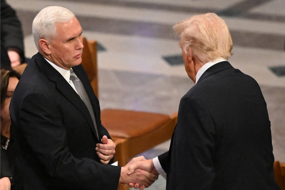 President-elect Trump (r.) shook hands with his former vice president, Mike Pence, as they met at Thursday's state funeral.