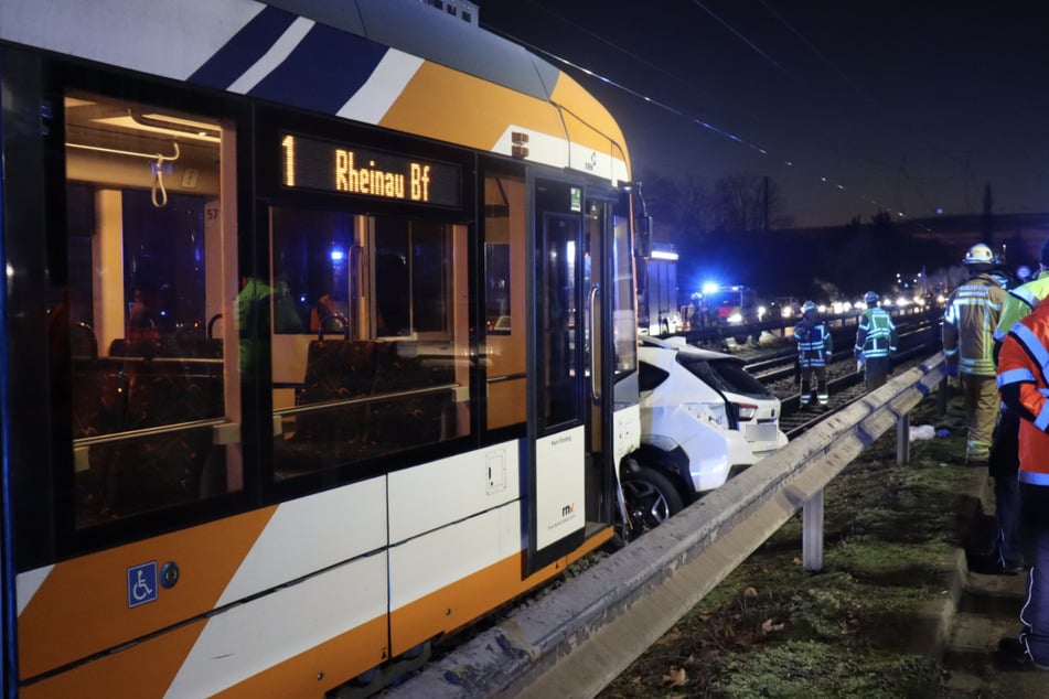 Auf Höhe der Abfahrt Rheinau Nord stieß die Straßenbahn mit dem Auto zusammen.