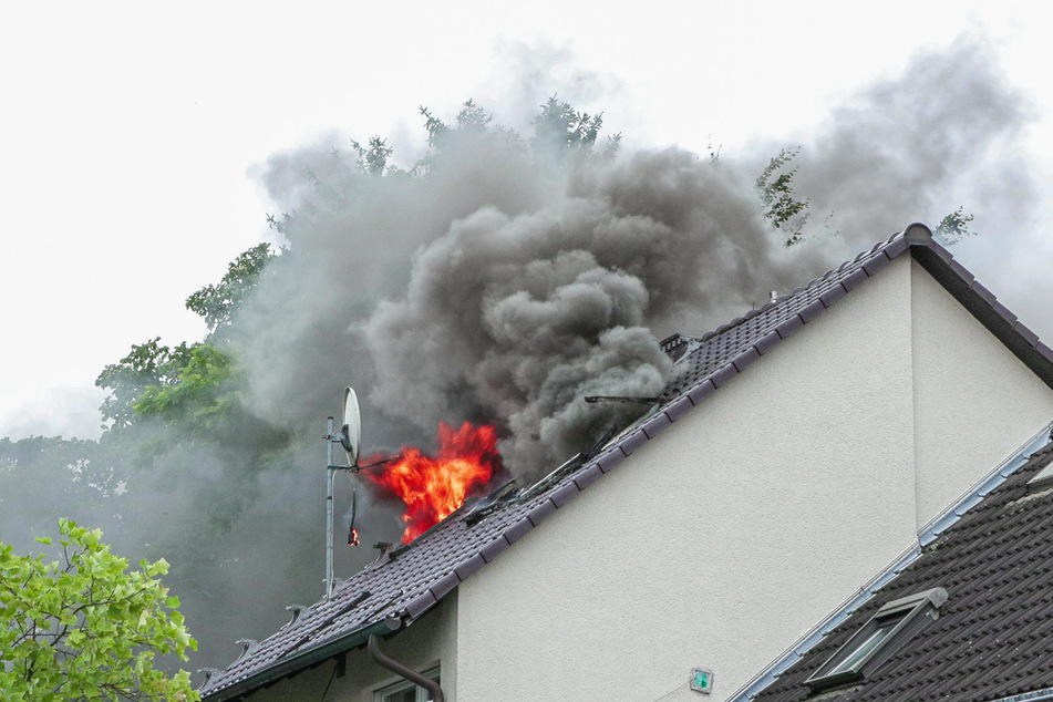 In Langenfeld brannte am gestrigen Sonntag ein Dachstuhl.