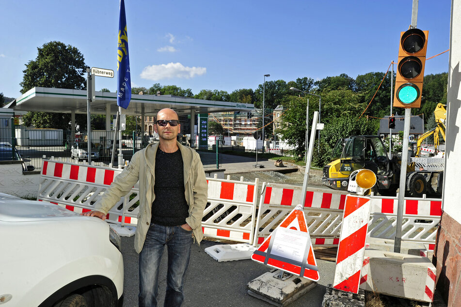 Die Stadt sperrte im Vorjahr die Zufahrt zum Hübnerweg in Harthau. Anwohner Uwe Saupe (54) beschwerte sich, weil er nicht nach Hause kam.