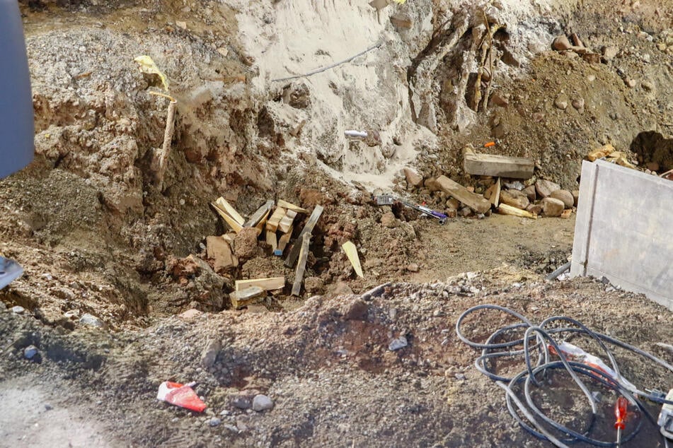 Noch in der Nacht rissen die Mitarbeiterinnen und Mitarbeiter der Stadtwerke die Fahrbahndecke auf.