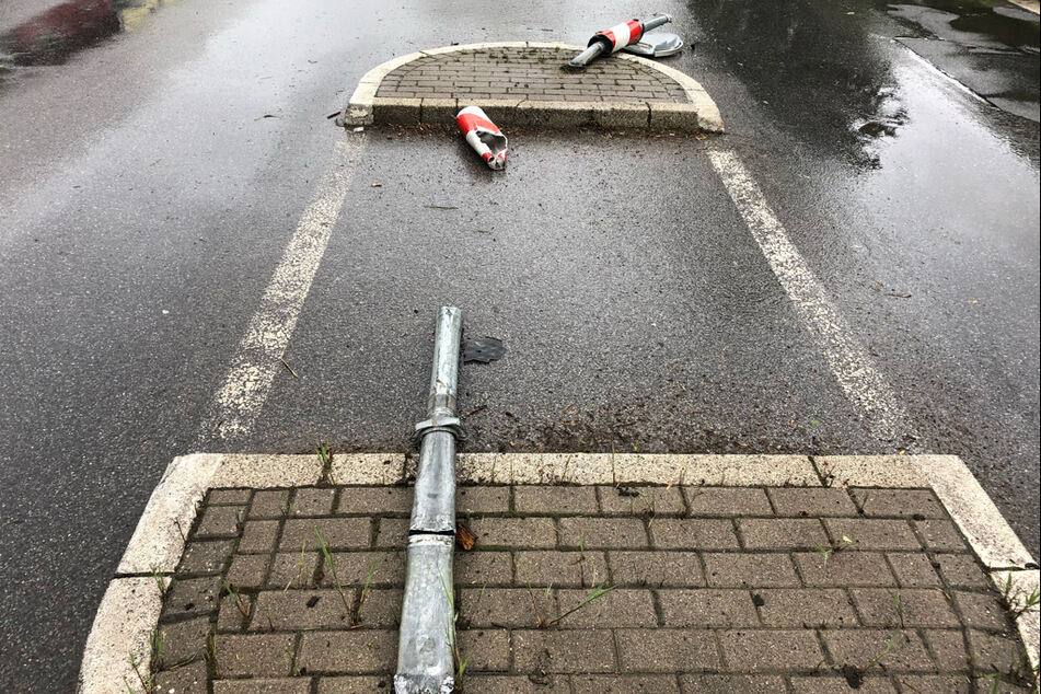 Die Frau fuhr mittig über diese Verkehrsinsel. Dabei lösten sich die Airbags im Auto und ihre Fahrt endete.