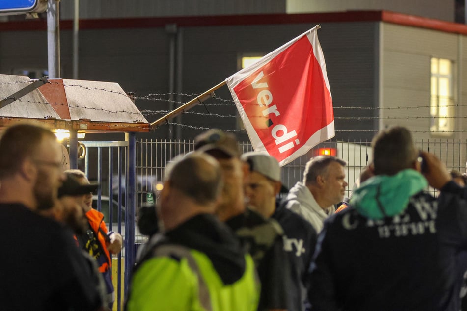 Mitarbeiter stehen im Rahmen eines Warnstreiks am Hamburger Containerterminal Burchardkai (CTB).