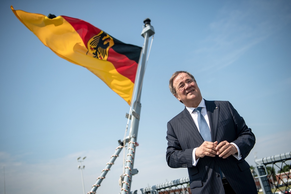 NRW-Ministerpräsident Armin Laschet (59) steht auf der Fregatte "Nordrhein-Westfalen".