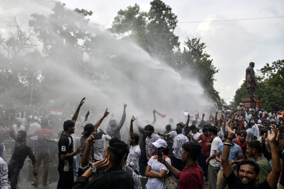 Polizeikräfte setzen bei einem Protestmarsch in Patna Wasserwerfer gegen CJP-Aktivisten ein.