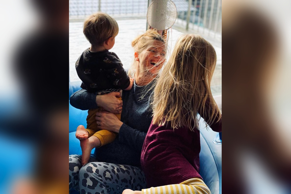 Vierfach-Mama Nina Bott (43) hat in einer Fragerunde auf Instagram darüber gesprochen, ob sie noch mehr Kinder haben möchte.