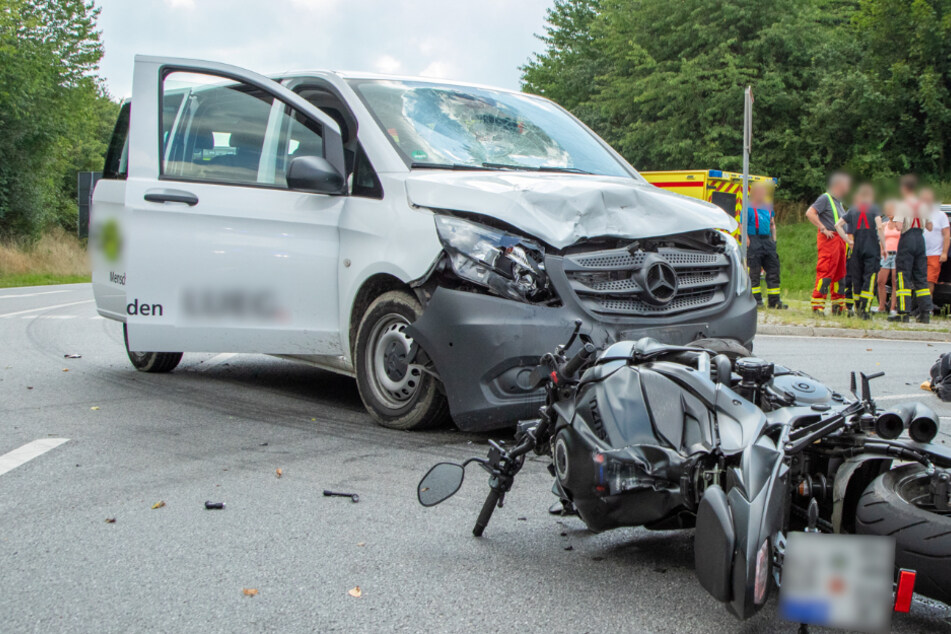 Fahrer über Windschutzscheibe geschleudert: Biker bei Unfall schwer verletzt
