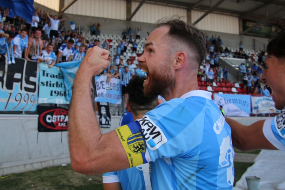 Große Freude auch bei Kapitän Tobias Müller (32).