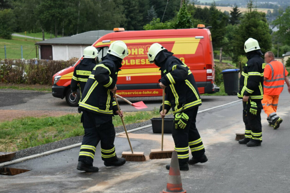 Die Straße musste gereinigt werden.
