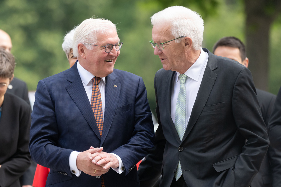 Bundespräsident Frank-Walter Steinmeier (67,l.) und Winfried Kretschmann (75, Bündnis 90/Die Grünen) sind Gäste bei den Feierlichkeiten zum 75-jährigen Bestehen des Deutsch-Französischen Institutes.