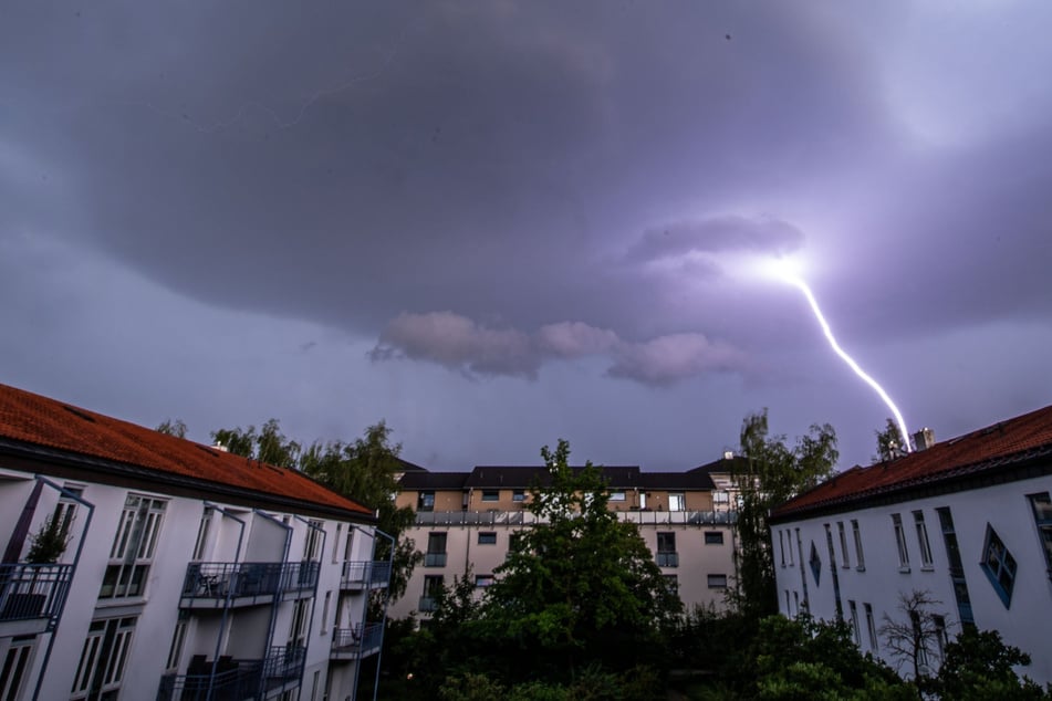 Bei Gewitter schlugen in Bayern auch mehrfach Blitze in Wohnhäuser ein. (Archivfoto)