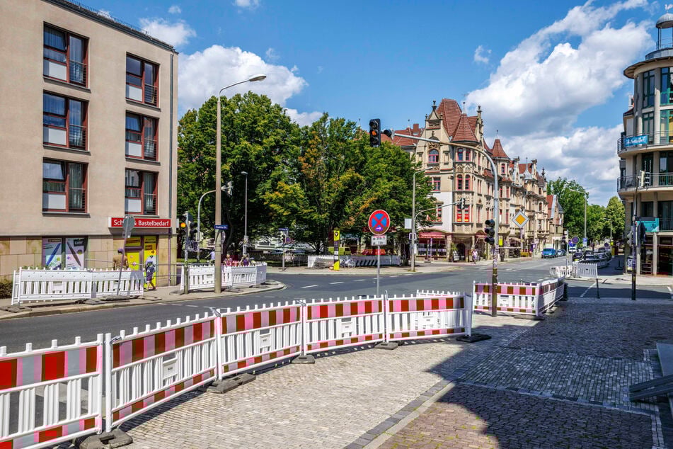 Im Kreuzungsbereich des F.-C.-Weiskopf-Platzes in Plauen standen am Sonntag bereits die Sperrzäune bereit.
