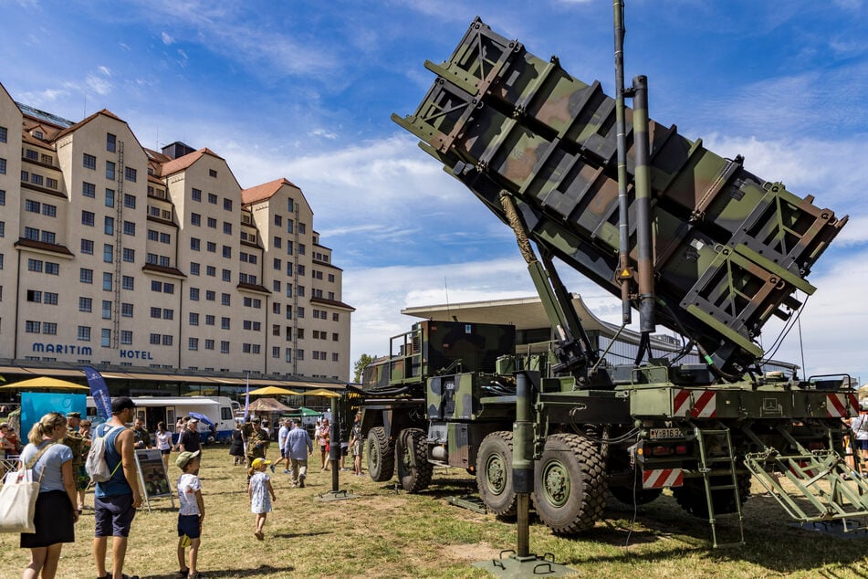 Für den einen beeindruckend, für den anderen furchteinflößend: Die Bundeswehr präsentierte auf dem Stadtfest schweres Gerät wie das Flugabwehrraketensystem "Patriot".