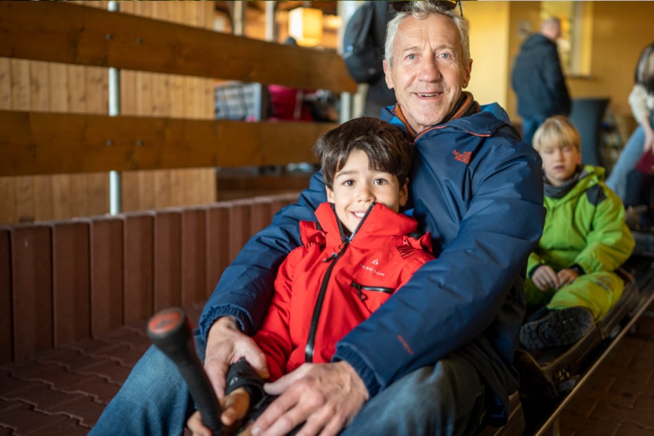 Die Sommerrodelbahn in Augustusburg ist gut besucht: Gabriel (7, v.) und Jürgen Dröscher (65) haben Spaß.