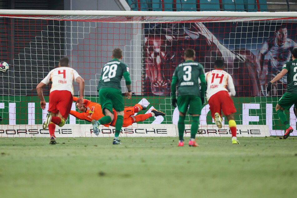 Daniel Caligiuri (r.) versenkte den Elfmeter zum 1:2-Anschuss, Péter Gulácsi (orange) streckte sich vergebens.