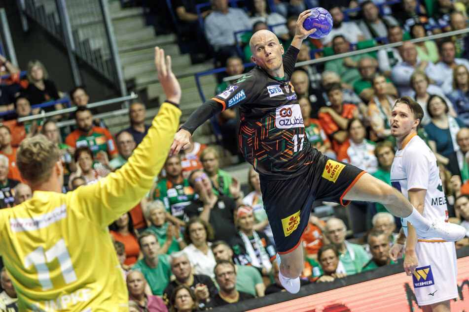 Magdeburgs Tim Hornke (33, r.) im Spiel gegen den HSG Wetzlar.