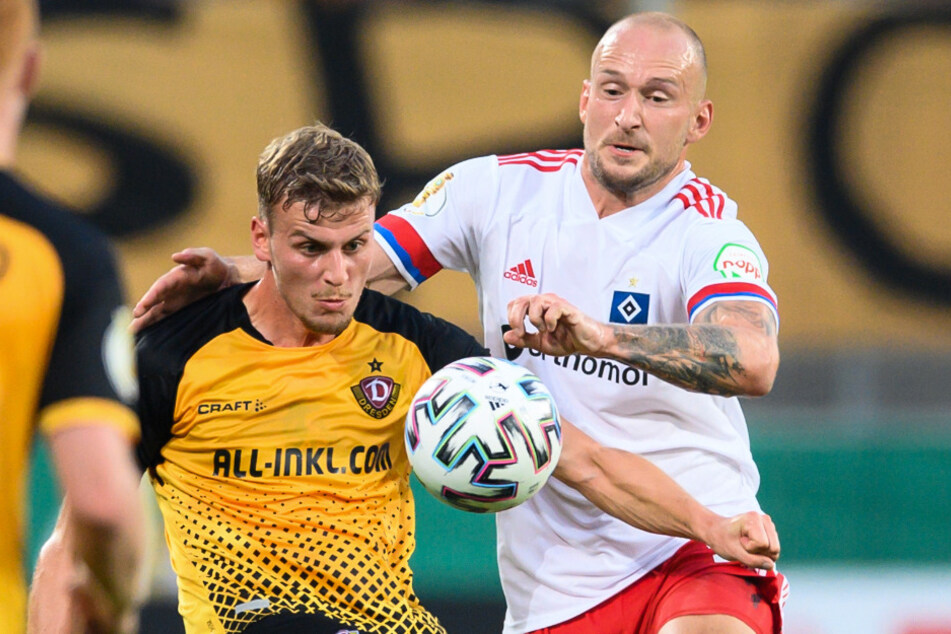Toni Leistner (r) im Zweikampf mit Dynamos Christoph Daferner.