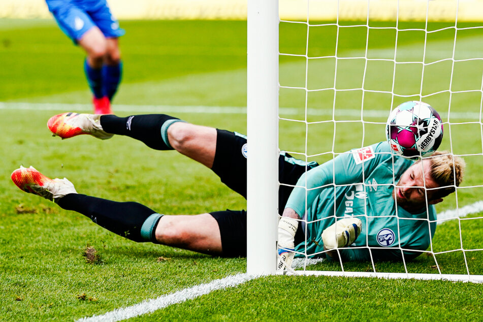 Knappen-Keeper Ralf Fährmann musste in der zweiten Halbzeit innerhalb von nur 17 Minuten viermal hinter sich greifen.