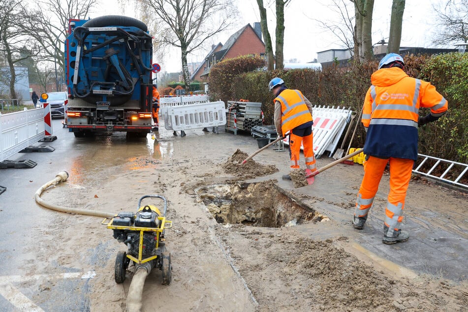 Hamburg: Grundschule geschlossen: Wasserrohrbruch unterspült Straße