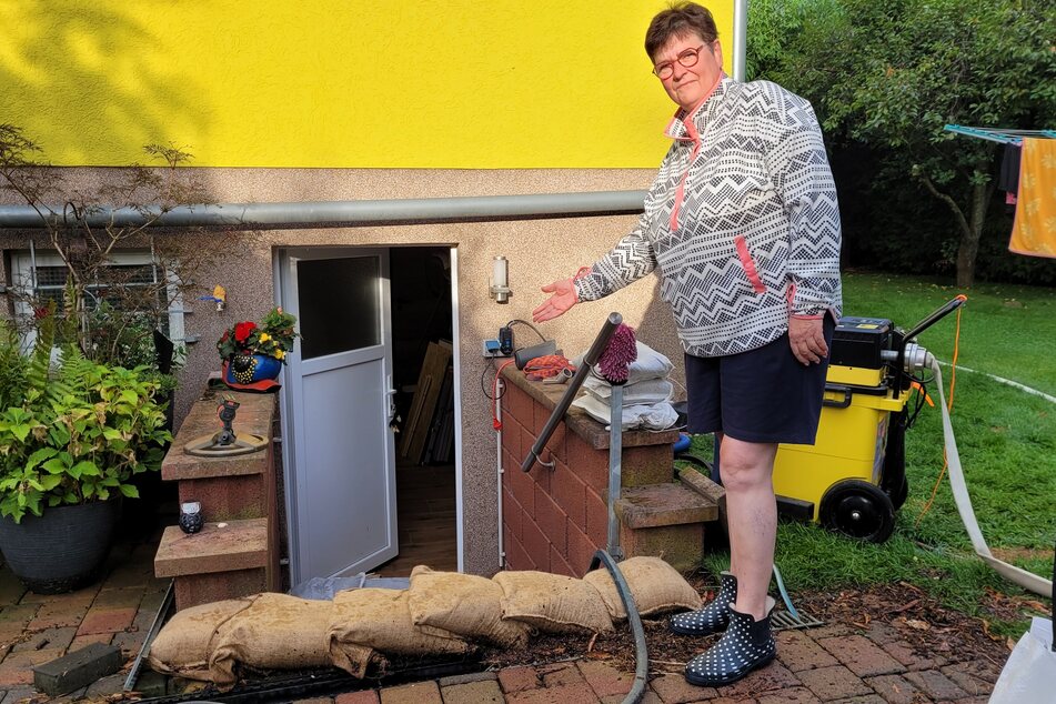Die Feuerwehr schützte den Keller von Cornelia Fink (65) mit Sandsäcken.