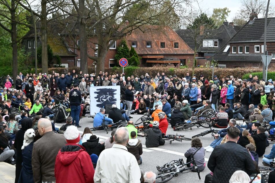 Hunderte Menschen nahmen an einer Mahnwache für den Elfjährigen teil.