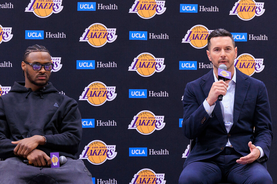 Los Angeles Lakers Coach JJ Redick (r.) defended Bronny James against the criticism in Tuesday's press conference.