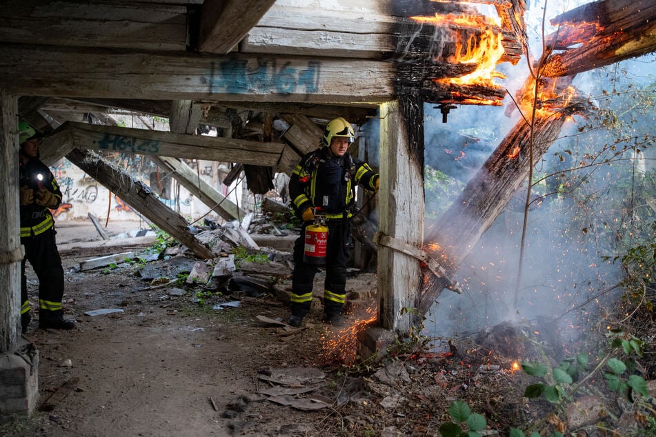 Feuer in alter Ziegelei: Brand in Zwischendecke und Dachstuhl-Bereich