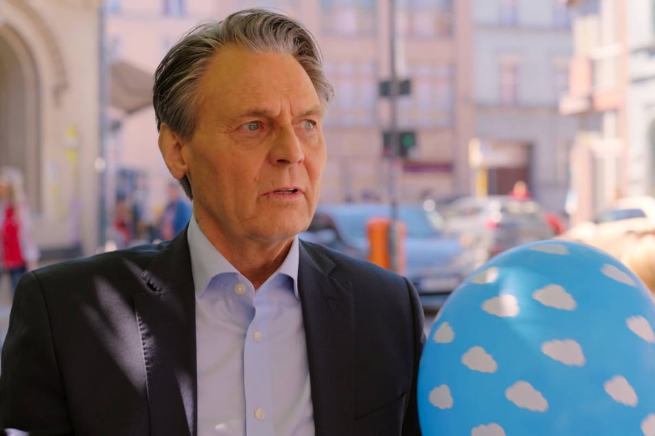 Joachim entdeckt Yvonnes Ballon in einem Baum auf dem Kiez ...