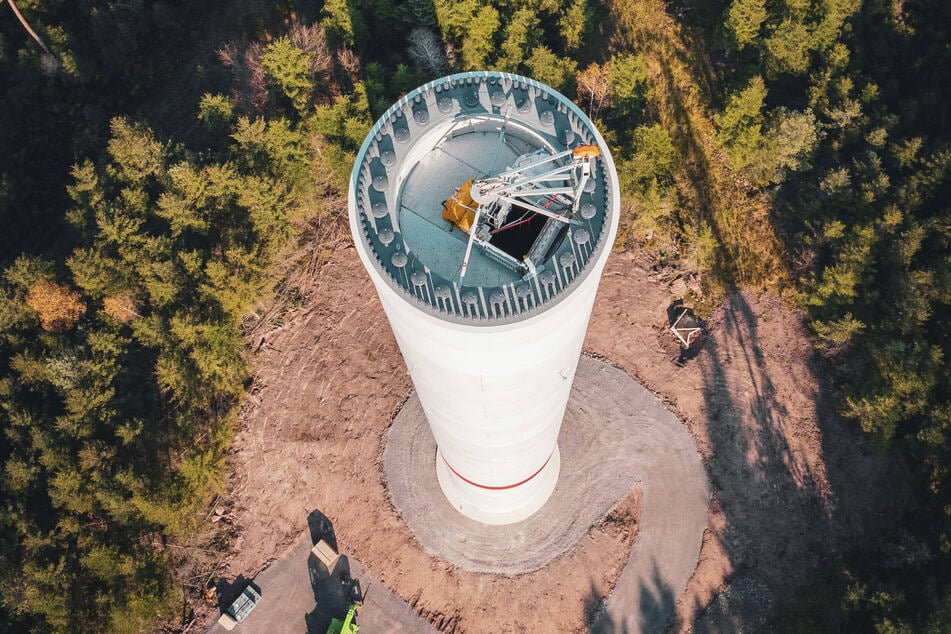 Die Dresdner Heide wäre nicht der erste deutsche Wald mit Windrädern. Hier wird eines im Schwarzwald errichtet.