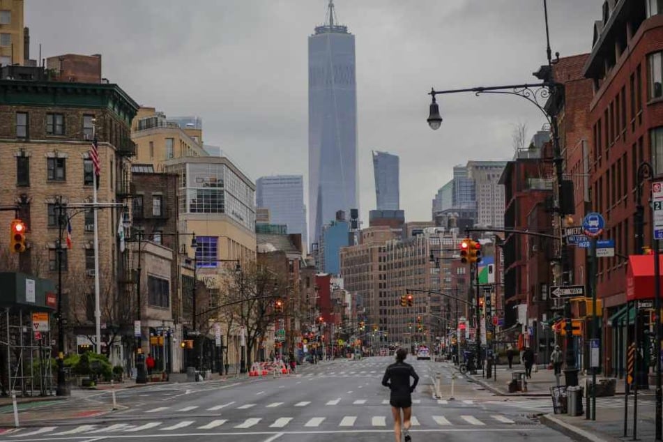 USA, New York (28. März): Ein Jogger rennt auf der nahezu menschenleeren 7th Avenue.