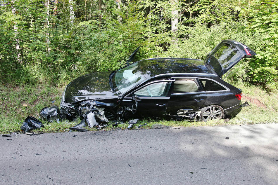 Auch der Audi war nach dem Zusammenstoß schwer beschädigt.