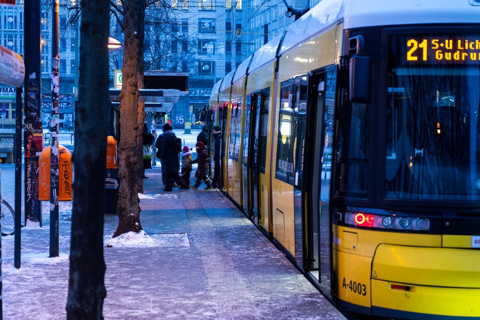 Damit die Oberleitungen nicht erneut einfrieren, fahren die Straßenbahnen trotz Streik.