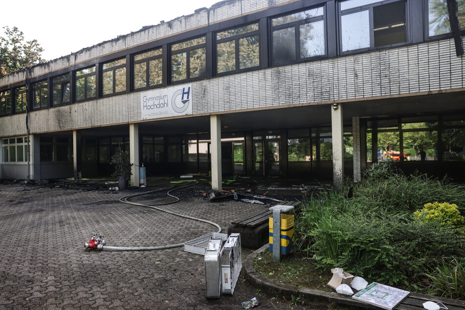 Ein verheerender Brand hat Mitte Mai eine Realschule und ein Gymnasium in Erkrath zerstört.