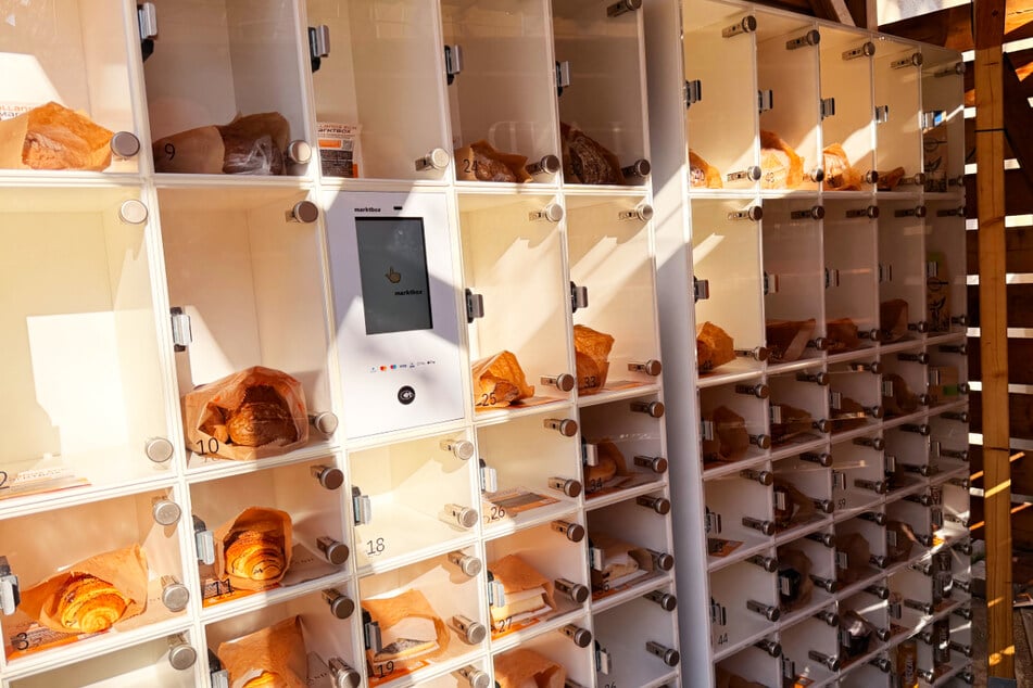Dutzende Fächer werden täglich mit allerlei frischen Backwaren befüllt, die Ihr mithilfe des Tablets auswählen könnt.