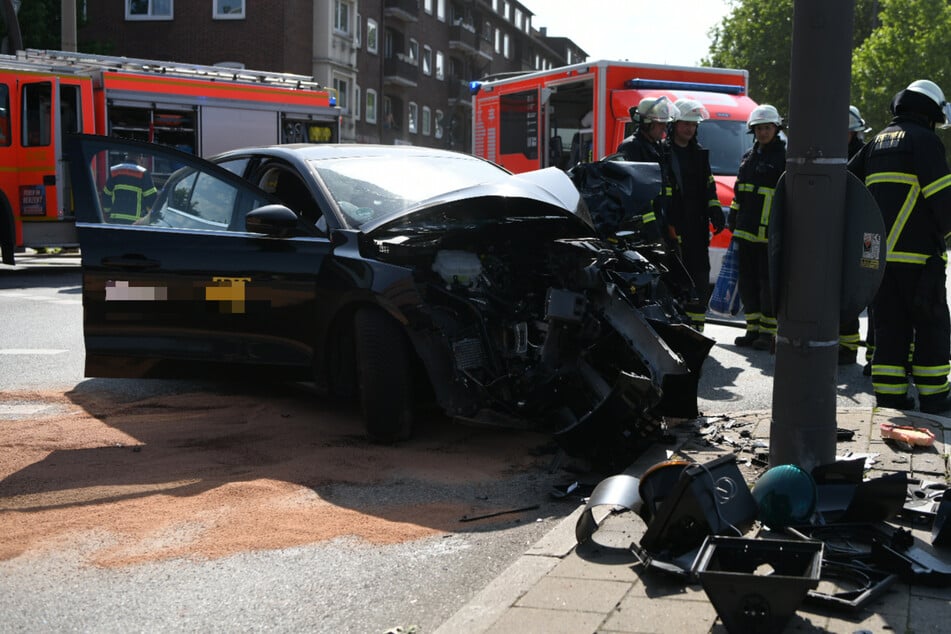 Ford prallt gegen Ampelmast: Kreuzung wegen schwerem Unfall lahmgelegt
