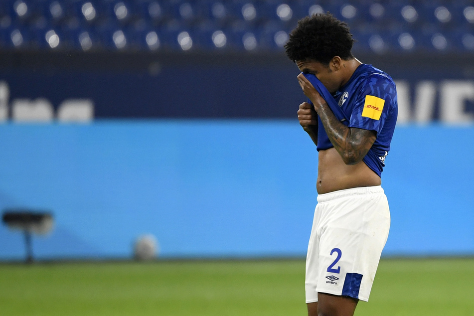 Bild mit Symbolcharakter. Schalkes Weston McKennie will eigentlich gar nicht mehr hinsehen.