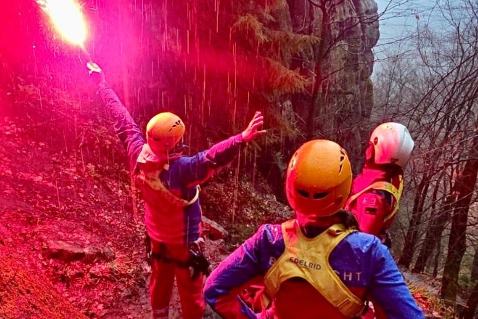 Die Retter der Bergwacht wiesen dem Rettungshubschrauber den Weg.
