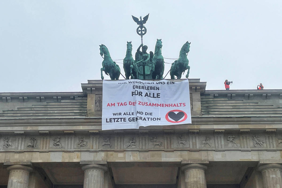 Klima-Aktivisten der "Letzten Generation" haben am Mittwochmorgen das Brandenburger Tor erklommen und ein Banner aufgehängt.
