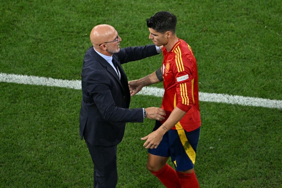 Spaniens Trainer Luis de la Fuente (63, l.) macht sich Sorgen um seinen Kapitän Álvaro Morata.