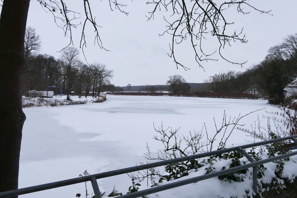 Die Mulde ist momentan noch mit einer dichten Eisschicht bedeckt.