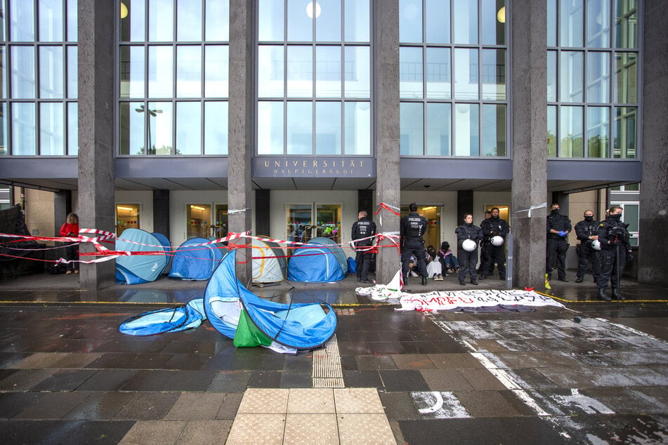 Pro-Palästina-Demo an der Uni Köln: Personen versperren den Haupteingang!