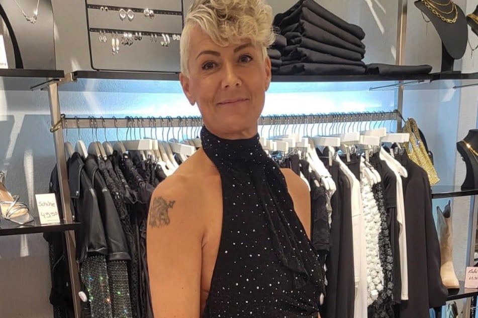 Kandidatin Bianca (46) entschied sich für ein schwarzes Kleid mit Glitzerdetails.