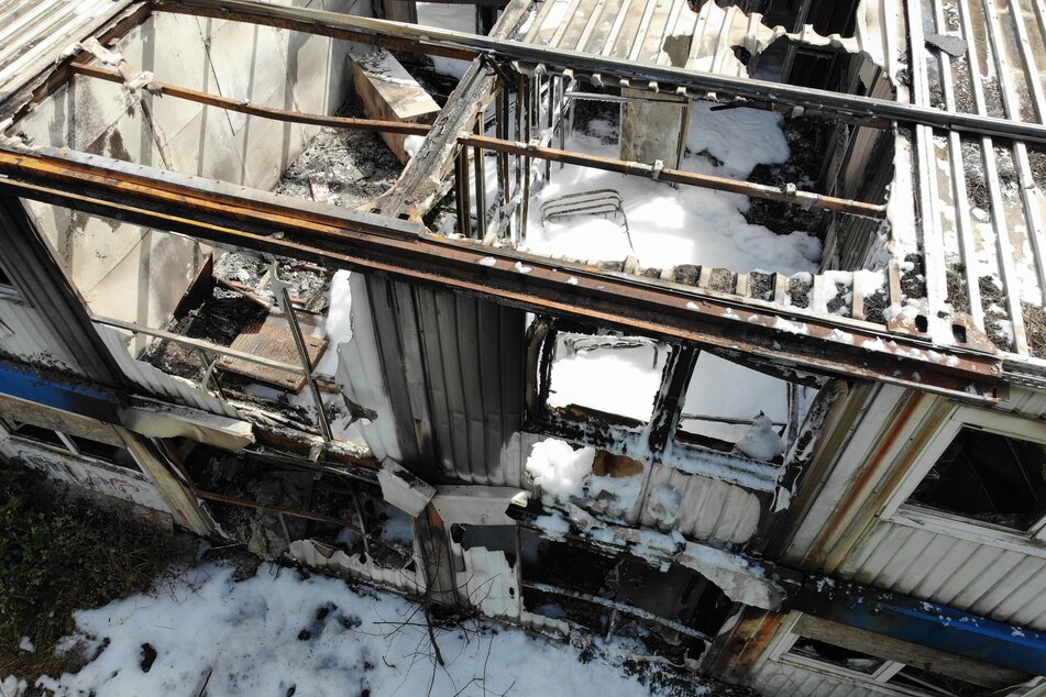 Die betroffenen Wohncontainer brannten bei dem Feuer am Samstagmorgen vollständig aus.