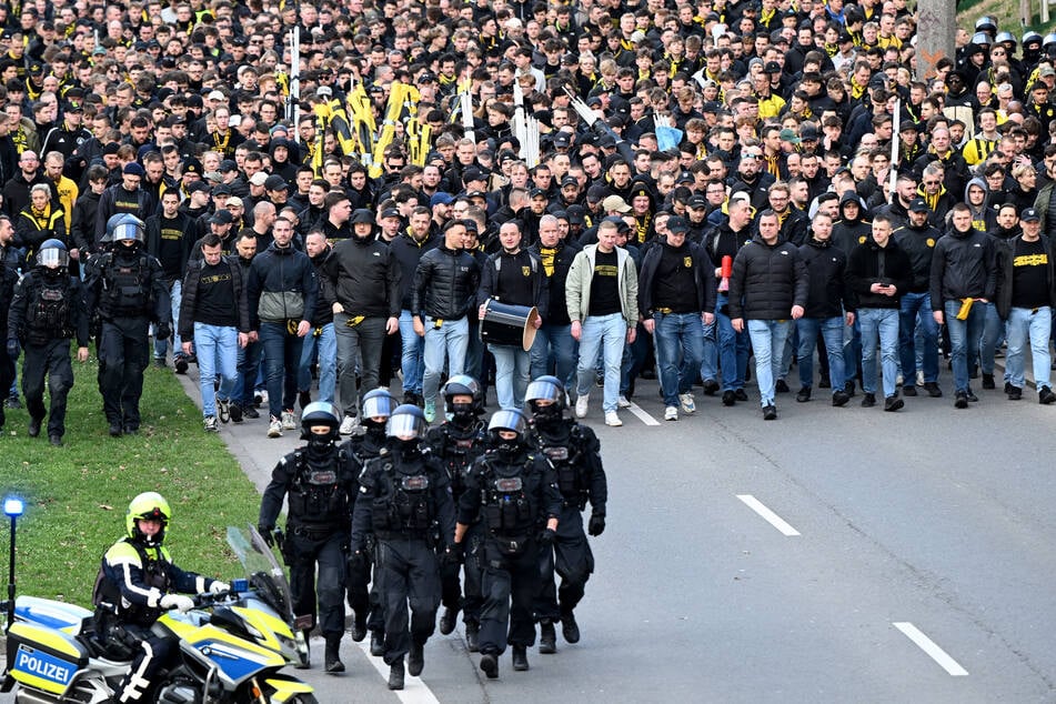 Dortmund-Fans marschierten vor dem Spiel gemeinsam unter Polizeibegleitung zum Stadion.