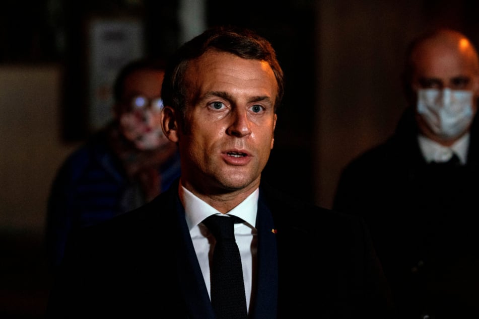 Emmanuel Macron, Präsident von Frankreich, spricht in der Nähe des Tatorts nach einer brutalen Messerattacke.
